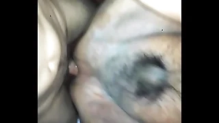Dando de piernas arriba a amigo gordito
